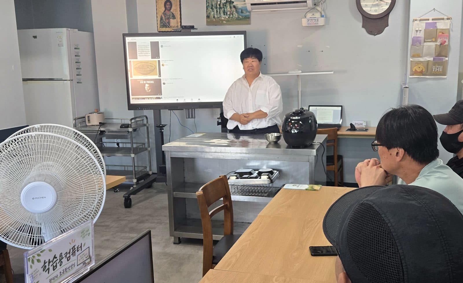 마을거실 학습공동체 컴퓨터실에서 진행 중인 수업